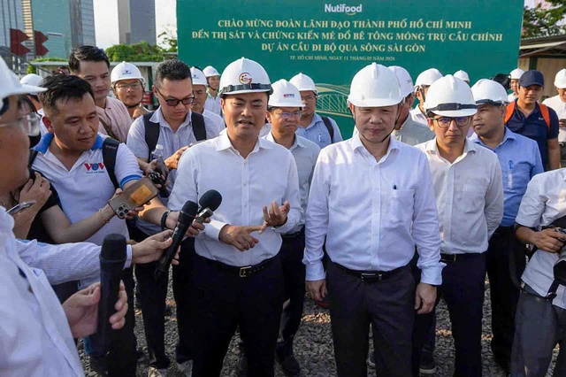 Lãnh đạo Thành phố chứng kiến công tác đổ bê tông trụ chính cầu đi bộ qua sông Sài Gòn- Ảnh 1.