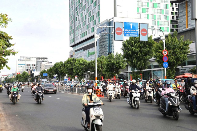 Sáng đầu tiên phân làn đảo chiều trên đường Cộng Hòa, giao thông ổn định- Ảnh 1. Sáng đầu tiên phân làn đảo chiều trên đường Cộng Hòa, giao thông ổn định- Ảnh 1.