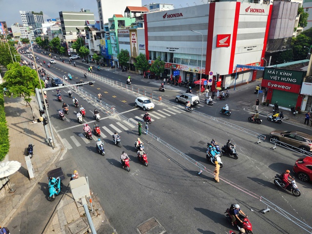 Sáng đầu tiên phân làn đảo chiều trên đường Cộng Hòa, giao thông ổn định- Ảnh 3. Sáng đầu tiên phân làn đảo chiều trên đường Cộng Hòa, giao thông ổn định- Ảnh 3.