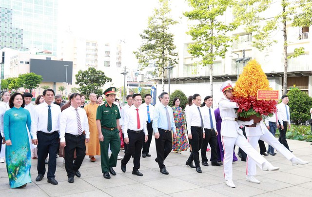 Lãnh đạo TPHCM dâng hoa tưởng nhớ Chủ tịch Hồ Chí Minh- Ảnh 1.