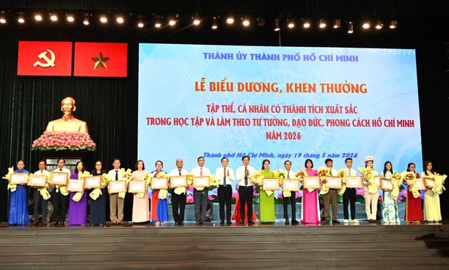 TPHCM tuyên dương gần 360 tập thể, cá nhân tiêu biểu học và làm theo Bác- Ảnh 1.