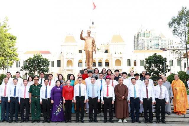 Lãnh đạo TPHCM dâng hoa tưởng nhớ Chủ tịch Hồ Chí Minh- Ảnh 2.