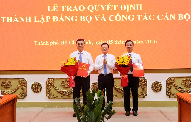 Trao quyết định thành lập Đảng bộ 2 ban quản lý dự án tại TPHCM- Ảnh 1.