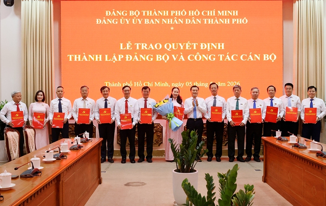 Trao quyết định thành lập Đảng bộ 2 ban quản lý dự án tại TPHCM- Ảnh 2.