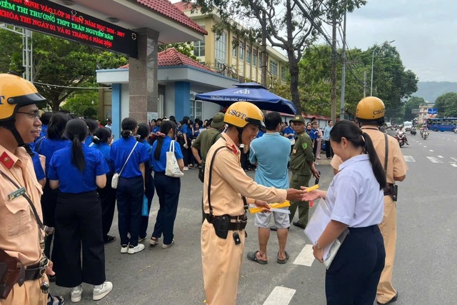 CSGT TPHCM đảm bảo an toàn giao thông phục vụ kỳ thi tuyển sinh lớp 10- Ảnh 2.