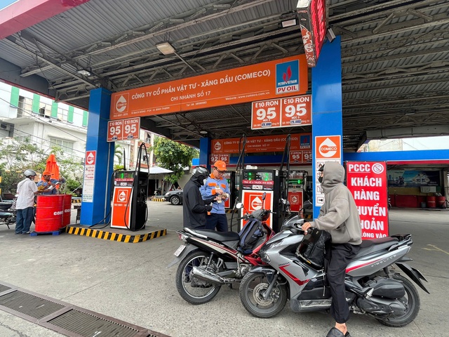 TPHCM triển khai bán xăng E10 trên toàn thành phố- Ảnh 3. TPHCM triển khai bán xăng E10 trên toàn thành phố- Ảnh 3.