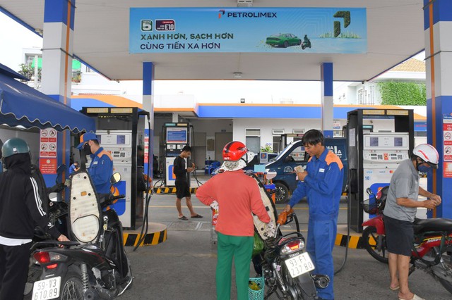 TPHCM triển khai bán xăng E10 trên toàn thành phố- Ảnh 1. TPHCM triển khai bán xăng E10 trên toàn thành phố- Ảnh 1.