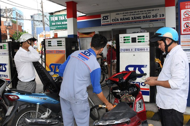 TPHCM triển khai bán xăng E10 trên toàn thành phố- Ảnh 2. TPHCM triển khai bán xăng E10 trên toàn thành phố- Ảnh 2.