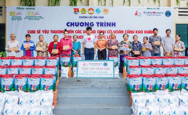 Phúc Sinh và K Coffee trao tặng 200 phần quà cho các hộ gia đình có hoàn cảnh khó khăn - Ảnh 1. Phúc Sinh và K Coffee trao tặng 200 phần quà cho các hộ gia đình có hoàn cảnh khó khăn - Ảnh 1.