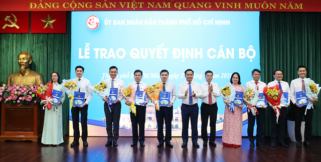 Trao quyết định điều động, bổ nhiệm nhiều cán bộ chủ chốt- Ảnh 1.