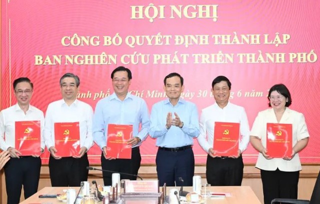 Bí thư Thành ủy TPHCM Trần Lưu Quang làm Trưởng Ban Nghiên cứu phát triển TPHCM- Ảnh 1.