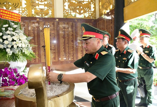 Lãnh đạo Bộ Quốc phòng kiểm tra công tác tìm kiếm, quy tập hài cốt liệt sĩ tại công viên Lê Thị Riêng- Ảnh 1.