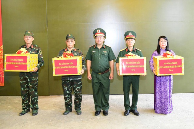 Lãnh đạo Bộ Quốc phòng kiểm tra công tác tìm kiếm, quy tập hài cốt liệt sĩ tại công viên Lê Thị Riêng- Ảnh 3.