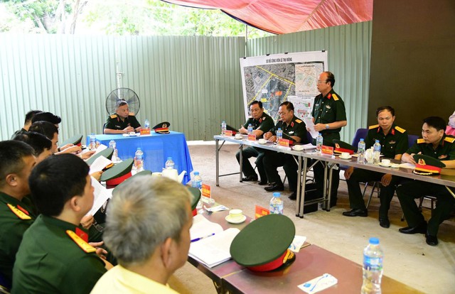 Lãnh đạo Bộ Quốc phòng kiểm tra công tác tìm kiếm, quy tập hài cốt liệt sĩ tại công viên Lê Thị Riêng- Ảnh 2.