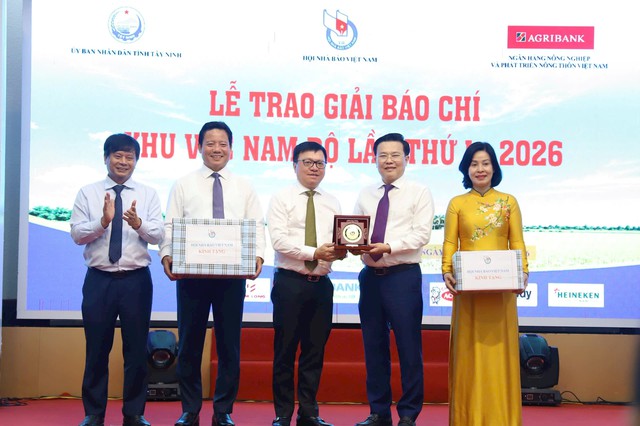 Trao Giải Báo chí khu vực Nam Bộ lần thứ nhất cho 22 tác phẩm xuất sắc- Ảnh 2. Trao Giải Báo chí khu vực Nam Bộ lần thứ nhất cho 22 tác phẩm xuất sắc- Ảnh 2.