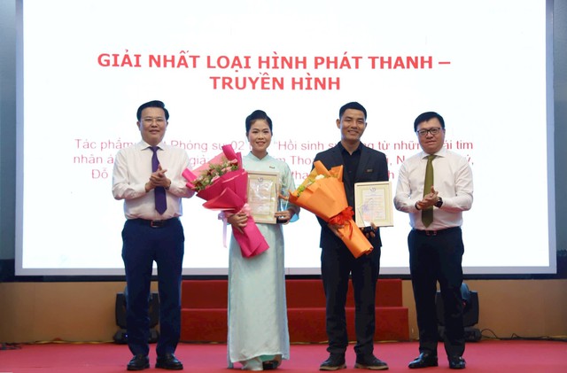 Trao Giải Báo chí khu vực Nam Bộ lần thứ nhất cho 22 tác phẩm xuất sắc- Ảnh 1. Trao Giải Báo chí khu vực Nam Bộ lần thứ nhất cho 22 tác phẩm xuất sắc- Ảnh 1.