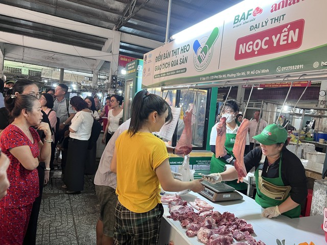 TPHCM thí điểm bán thịt lợn qua sàn giao dịch tại chợ truyền thống- Ảnh 1.