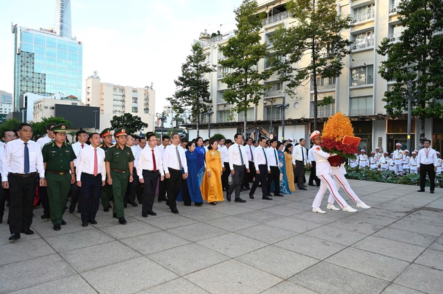 Lãnh đạo Thành phố dâng hoa tưởng nhớ Hồ Chủ tịch nhân kỷ niệm 50 năm Thành phố vinh dự mang tên Người- Ảnh 1. Lãnh đạo Thành phố dâng hoa tưởng nhớ Hồ Chủ tịch nhân kỷ niệm 50 năm Thành phố vinh dự mang tên Người- Ảnh 1.
