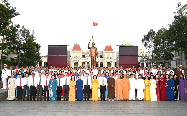 Lãnh đạo Thành phố dâng hoa tưởng nhớ Hồ Chủ tịch nhân kỷ niệm 50 năm Thành phố vinh dự mang tên Người- Ảnh 2. Lãnh đạo Thành phố dâng hoa tưởng nhớ Hồ Chủ tịch nhân kỷ niệm 50 năm Thành phố vinh dự mang tên Người- Ảnh 2.