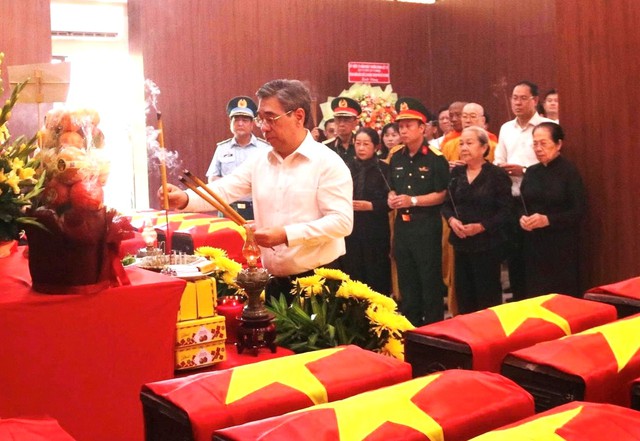 Đoàn đại biểu Ủy ban MTTQ Việt Nam TPHCM dâng hương tưởng niệm các anh hùng liệt sĩ tại Công viên Lê Thị Riêng- Ảnh 2.