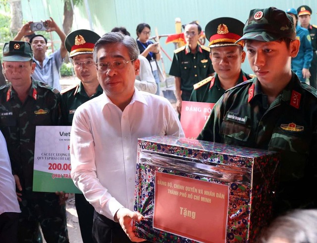 Đoàn đại biểu Ủy ban MTTQ Việt Nam TPHCM dâng hương tưởng niệm các anh hùng liệt sĩ tại Công viên Lê Thị Riêng- Ảnh 3.