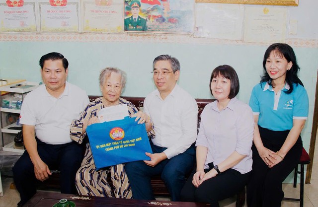 Lãnh đạo TPHCM thăm, tặng quà các Mẹ Việt Nam Anh hùng- Ảnh 1. Lãnh đạo TPHCM thăm, tặng quà các Mẹ Việt Nam Anh hùng- Ảnh 1.