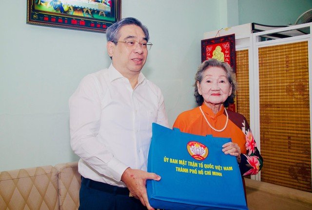 Lãnh đạo TPHCM thăm, tặng quà các Mẹ Việt Nam Anh hùng- Ảnh 2. Lãnh đạo TPHCM thăm, tặng quà các Mẹ Việt Nam Anh hùng- Ảnh 2.
