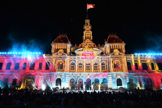 Trình diễn 3D mapping tái hiện hành trình 50 năm Thành phố mang tên Bác- Ảnh 1. Trình diễn 3D mapping tái hiện hành trình 50 năm Thành phố mang tên Bác- Ảnh 1.