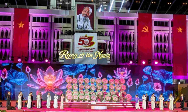 TPHCM rực rỡ đêm nghệ thuật chào mừng 50 năm Thành phố vinh dự mang tên Bác- Ảnh 1.