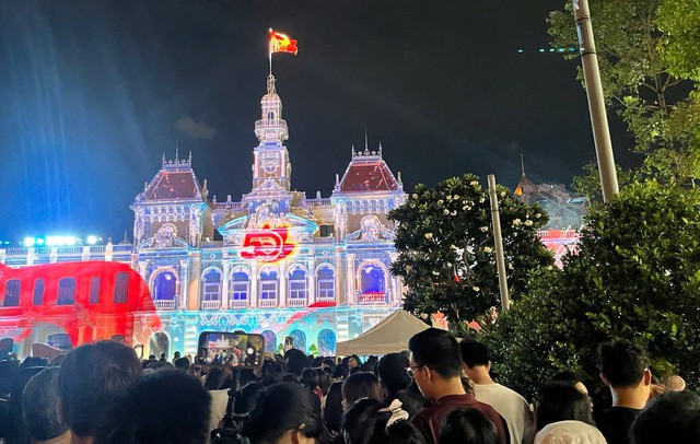 Trình diễn 3D mapping tái hiện hành trình 50 năm Thành phố mang tên Bác- Ảnh 3. Trình diễn 3D mapping tái hiện hành trình 50 năm Thành phố mang tên Bác- Ảnh 3.