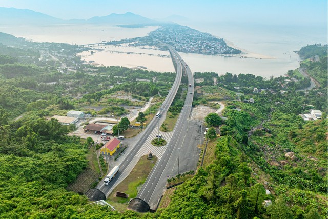 TPHCM: Tìm lời giải để tăng tốc đột phá hạ tầng giao thông- Ảnh 2. TPHCM: Tìm lời giải để tăng tốc đột phá hạ tầng giao thông- Ảnh 2.
