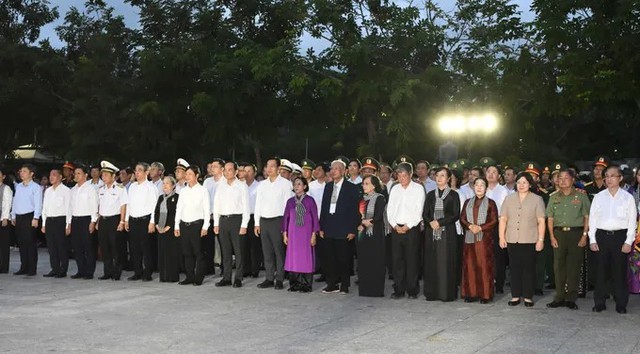 Lãnh đạo TPHCM dâng hương tri ân Anh hùng liệt sĩ tại Nghĩa trang Hàng Dương- Ảnh 1. Lãnh đạo TPHCM dâng hương tri ân Anh hùng liệt sĩ tại Nghĩa trang Hàng Dương- Ảnh 1.