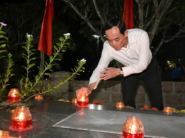 Lãnh đạo TPHCM dâng hương tri ân Anh hùng liệt sĩ tại Nghĩa trang Hàng Dương- Ảnh 2. Lãnh đạo TPHCM dâng hương tri ân Anh hùng liệt sĩ tại Nghĩa trang Hàng Dương- Ảnh 2.