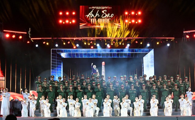 Lãnh đạo TPHCM dâng hương tri ân Anh hùng liệt sĩ tại Nghĩa trang Hàng Dương- Ảnh 5. Lãnh đạo TPHCM dâng hương tri ân Anh hùng liệt sĩ tại Nghĩa trang Hàng Dương- Ảnh 5.
