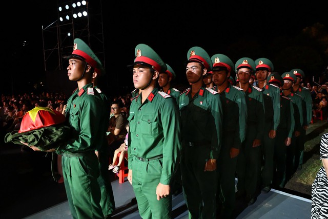 Lãnh đạo TPHCM dâng hương tri ân Anh hùng liệt sĩ tại Nghĩa trang Hàng Dương- Ảnh 4. Lãnh đạo TPHCM dâng hương tri ân Anh hùng liệt sĩ tại Nghĩa trang Hàng Dương- Ảnh 4.