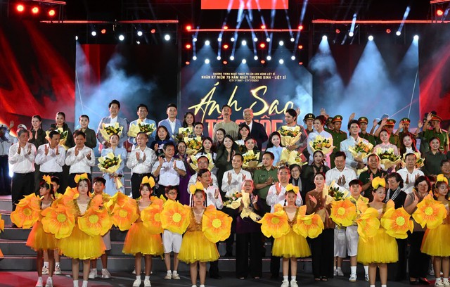Lãnh đạo TPHCM dâng hương tri ân Anh hùng liệt sĩ tại Nghĩa trang Hàng Dương- Ảnh 3. Lãnh đạo TPHCM dâng hương tri ân Anh hùng liệt sĩ tại Nghĩa trang Hàng Dương- Ảnh 3.