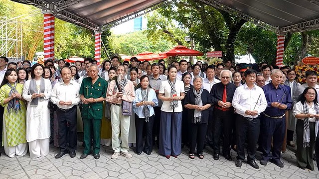 Đông đảo người dâng hoa, dâng hương tưởng niệm các Anh hùng liệt sĩ tại Công viên Lê Thị Riêng- Ảnh 2.