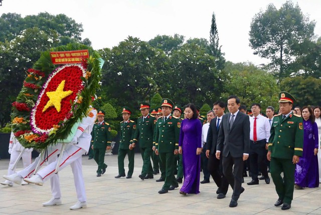 Lãnh đạo TPHCM dâng hương, dâng hoa tưởng niệm các Anh hùng liệt sĩ- Ảnh 1.