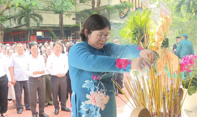 Đông đảo người dâng hoa, dâng hương tưởng niệm các Anh hùng liệt sĩ tại Công viên Lê Thị Riêng- Ảnh 1.