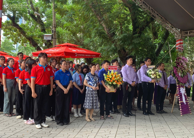 Đông đảo người dâng hoa, dâng hương tưởng niệm các Anh hùng liệt sĩ tại Công viên Lê Thị Riêng- Ảnh 3.