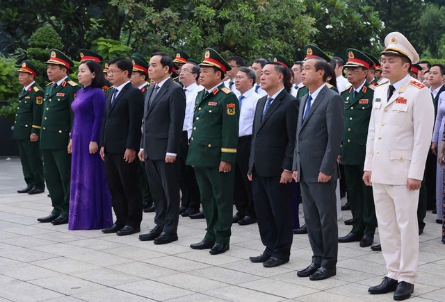 Lãnh đạo TPHCM dâng hương, dâng hoa tưởng niệm các Anh hùng liệt sĩ- Ảnh 2.
