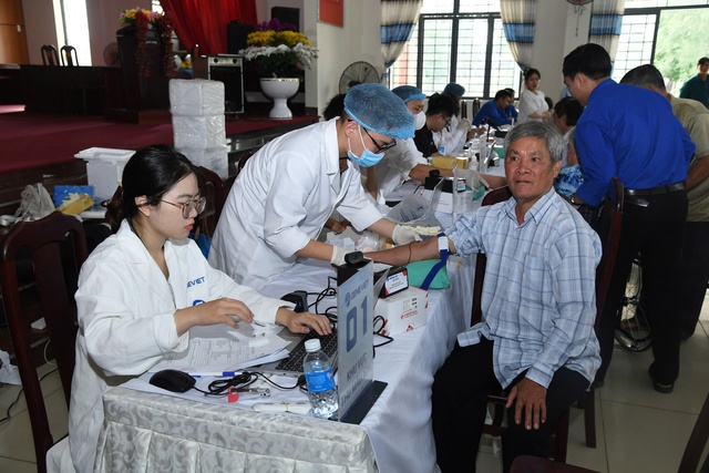 Lấy mẫu ADN xác minh thân nhân liệt sĩ Huỳnh Văn Quên- Ảnh 1. Lấy mẫu ADN xác minh thân nhân liệt sĩ Huỳnh Văn Quên- Ảnh 1.