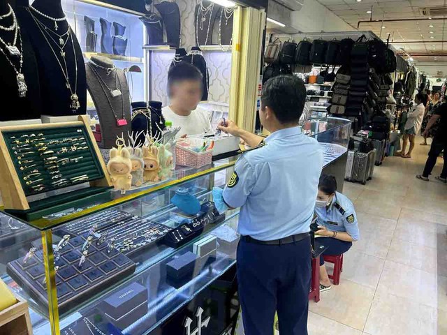Phát hiện 15.494 vụ vi phạm về buôn lậu, gian lận thương mại và hàng giả trên địa bàn- Ảnh 2. Phát hiện 15.494 vụ vi phạm về buôn lậu, gian lận thương mại và hàng giả trên địa bàn- Ảnh 2.