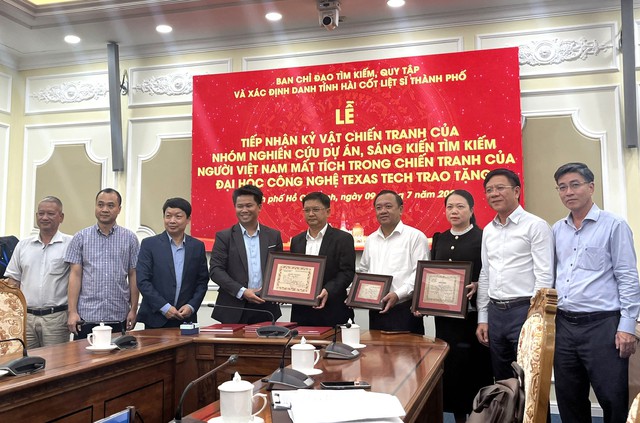 Tiếp nhận hồ sơ chôn cất 21 liệt sĩ và nhiều tư liệu chiến tranh - Ảnh 1. Tiếp nhận hồ sơ chôn cất 21 liệt sĩ và nhiều tư liệu chiến tranh - Ảnh 1.