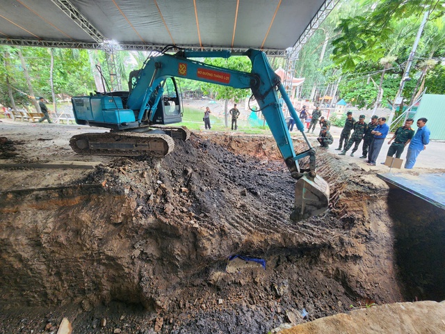 Mở rộng tìm kiếm hài cốt liệt sĩ tại Công viên Lê Thị Riêng- Ảnh 4. Mở rộng tìm kiếm hài cốt liệt sĩ tại Công viên Lê Thị Riêng- Ảnh 4.