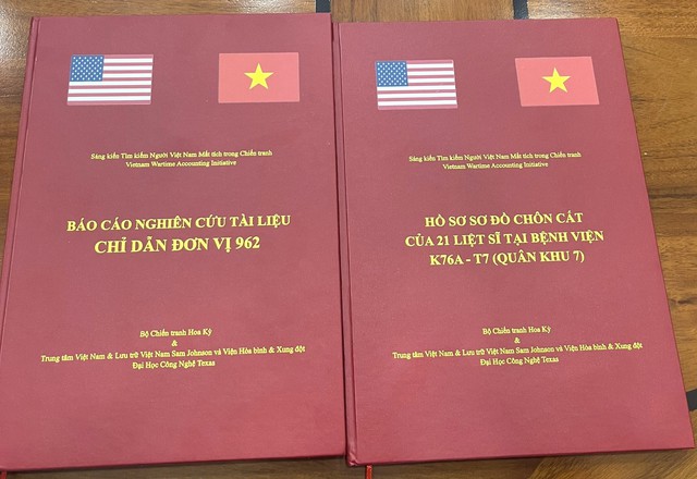 Tiếp nhận hồ sơ chôn cất 21 liệt sĩ và nhiều tư liệu chiến tranh - Ảnh 2. Tiếp nhận hồ sơ chôn cất 21 liệt sĩ và nhiều tư liệu chiến tranh - Ảnh 2.