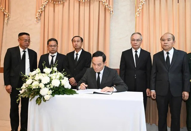 Lãnh đạo Thành phố viếng Chủ tịch Quốc hội Lào Saysomphone Phomvihane- Ảnh 1. Lãnh đạo Thành phố viếng Chủ tịch Quốc hội Lào Saysomphone Phomvihane- Ảnh 1.