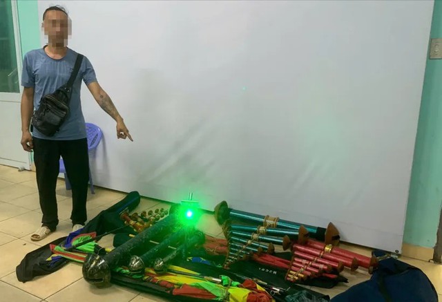 Công an TPHCM làm việc với 3 người liên quan vụ thả diều ảnh hưởng nhiều chuyến bay- Ảnh 1. Công an TPHCM làm việc với 3 người liên quan vụ thả diều ảnh hưởng nhiều chuyến bay- Ảnh 1.