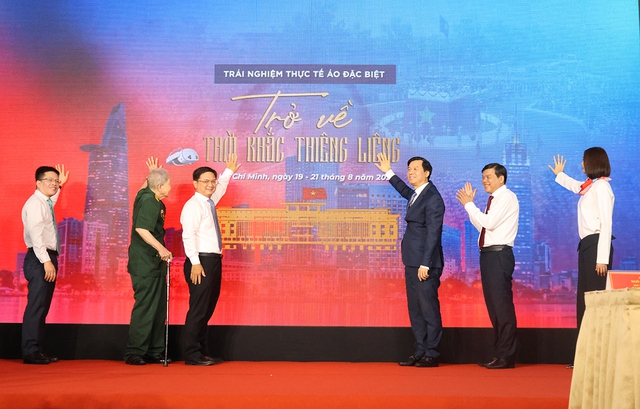 Trải nghiệm thời khắc Bác Hồ đọc Tuyên ngôn Độc qua thực tế ảo tại Dinh Độc Lập- Ảnh 1. Trải nghiệm thời khắc Bác Hồ đọc Tuyên ngôn Độc qua thực tế ảo tại Dinh Độc Lập- Ảnh 1.