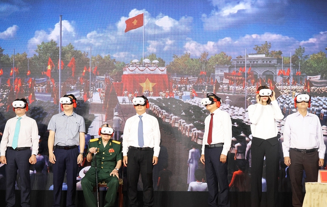 Trải nghiệm thời khắc Bác Hồ đọc Tuyên ngôn Độc qua thực tế ảo tại Dinh Độc Lập- Ảnh 2. Trải nghiệm thời khắc Bác Hồ đọc Tuyên ngôn Độc qua thực tế ảo tại Dinh Độc Lập- Ảnh 2.